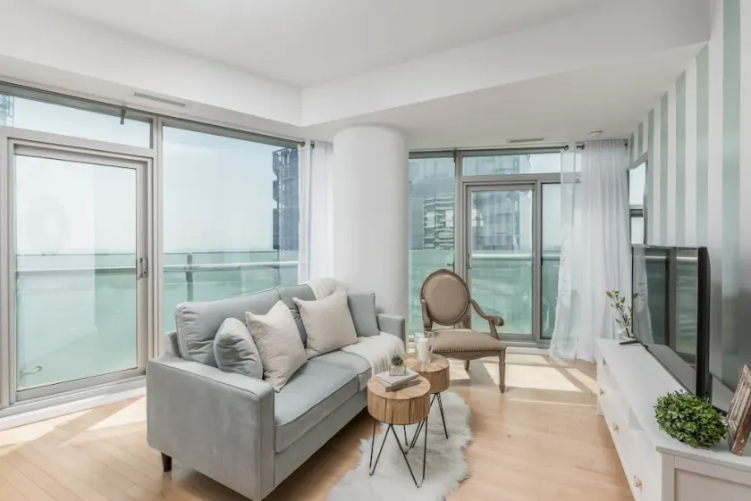 Elegant condo with stunning lake & views - Image 1