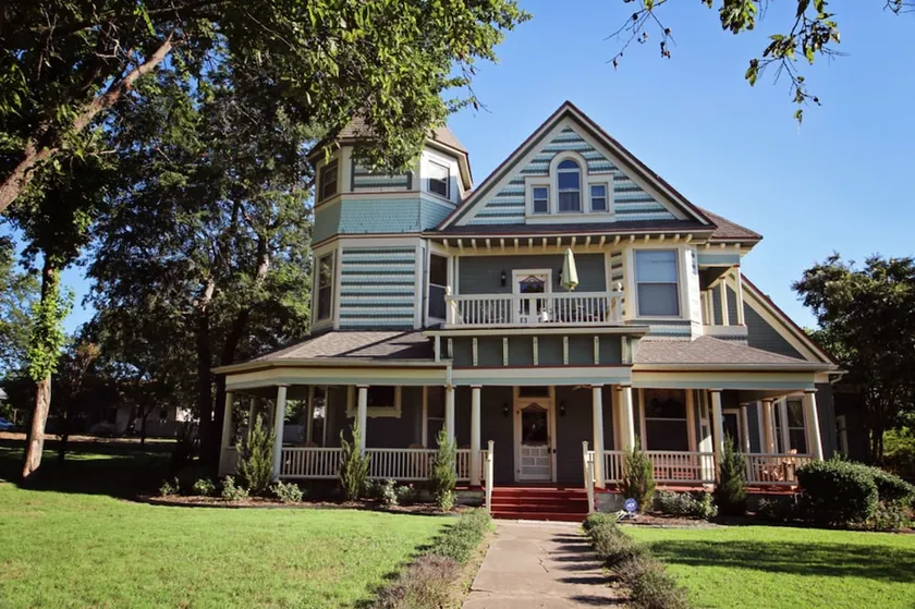 Granny Lou's Bed And Breakfast - Image 1