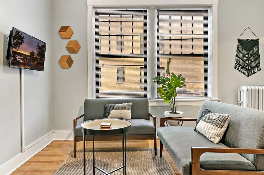Central Location Lakeview 1BR Neat & Comfy - Image 1