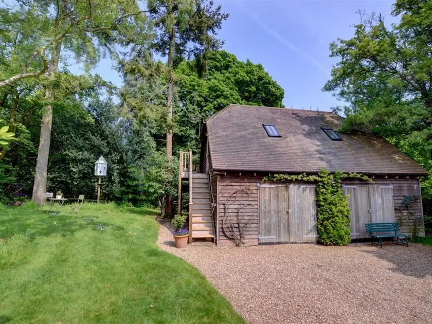 This Bespoke Timber Framed Barn has Recently Been Refurbished, With Pool - Image 1