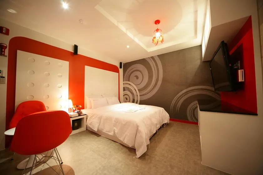 Lanuit Hotel - Image 1