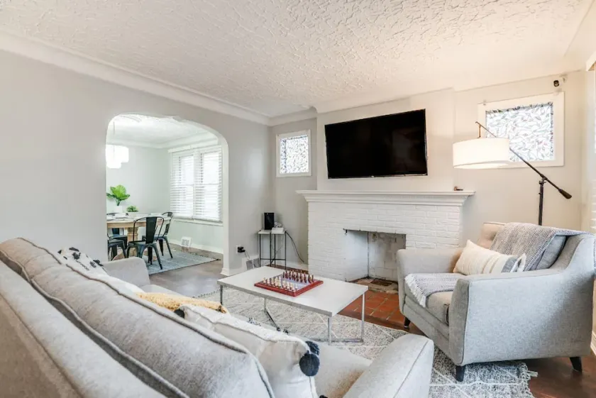 Stylish Getaway of University District - Image 1