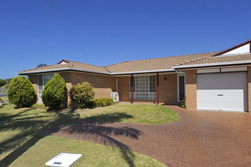 Reef Close, 1/2 - Image 1