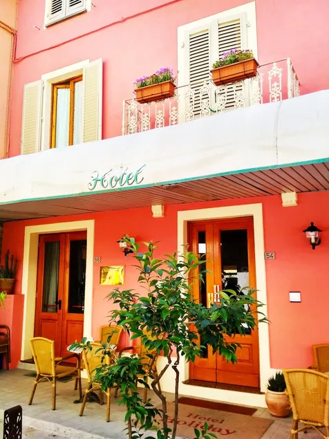 Hotel Holiday - Image 1