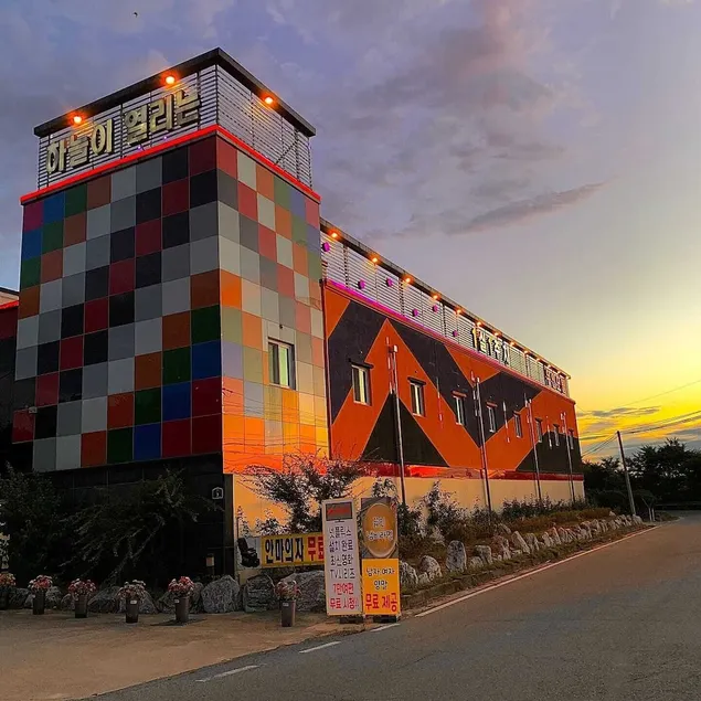 Sky Opening Motel - Image 1