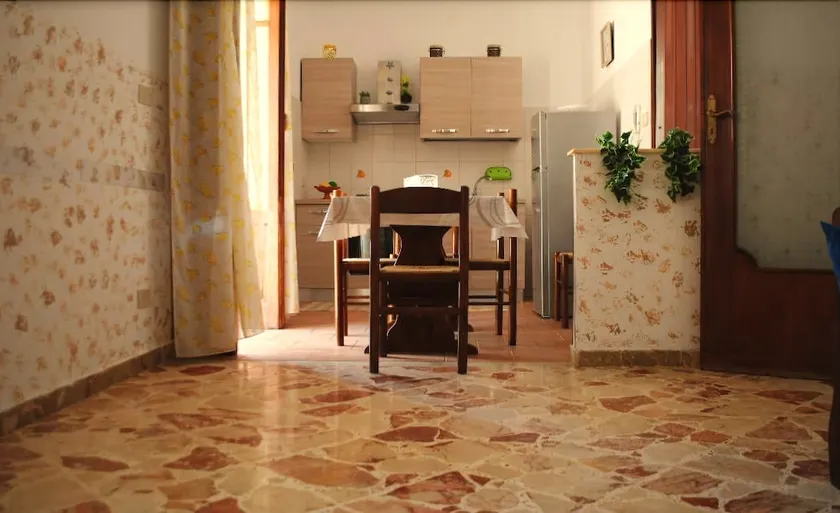 Doris Villa D'amare - Image 1