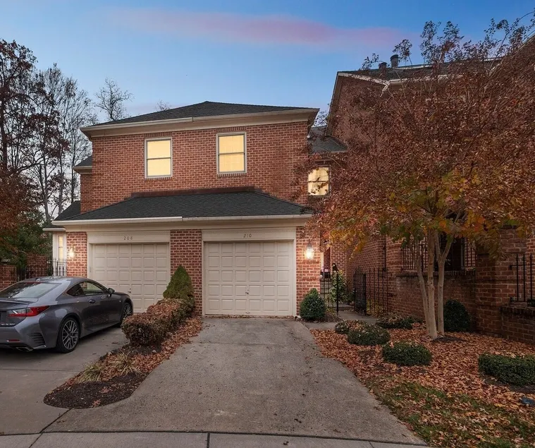 Beautiful Villa In The Heart Of Historic Downtown Bel Air! 3 Bedroom Villa by Redawning - Image 1