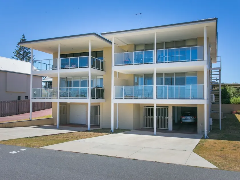 Rockingham Beach Road Villas - Image 1