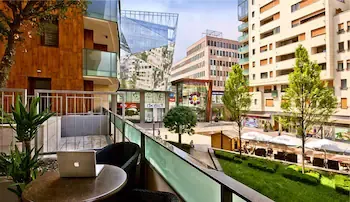 Corvin Lux Aparthotel - Image 1