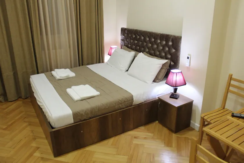 Brok's Hotel - Image 1