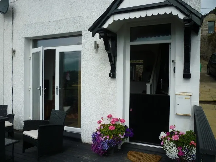 1 Saron Cottages - Image 1