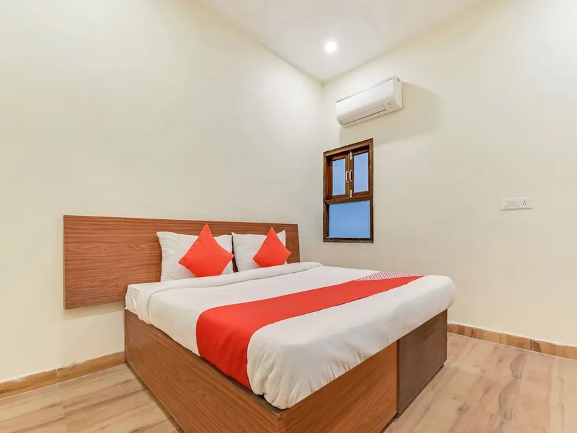 OYO Flagship 439 Krishna Living - Image 1