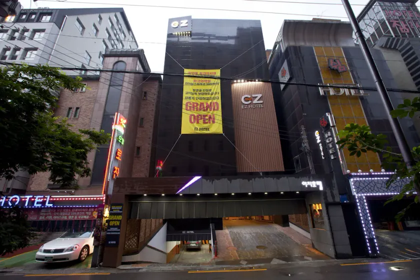EZ hotel - Image 1