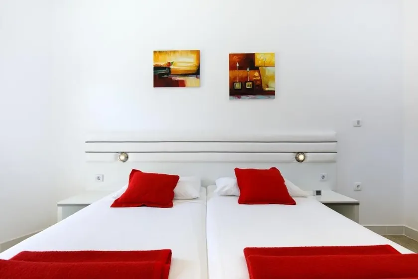 Ark Beach Apartments - Image 1