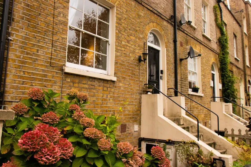 Trendy Two Bed Apartment With Private Garden - Image 1