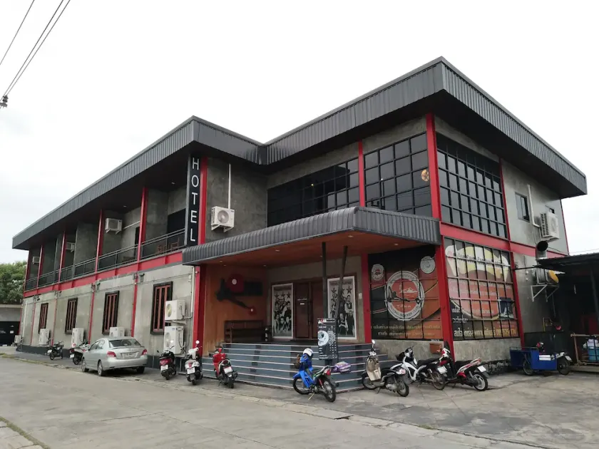 One Four Seven Hotel & Snooker Bar - Image 1