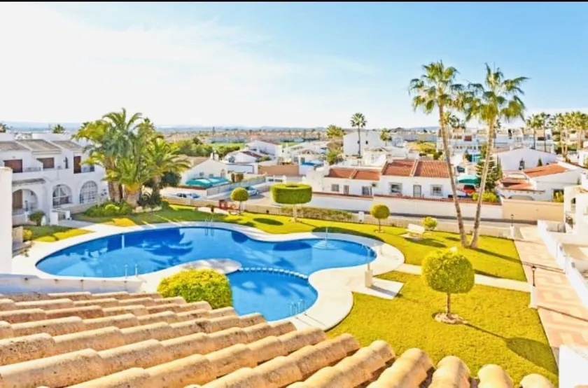 2-bed Apartment 10 min Drive to the Beach! - Image 1