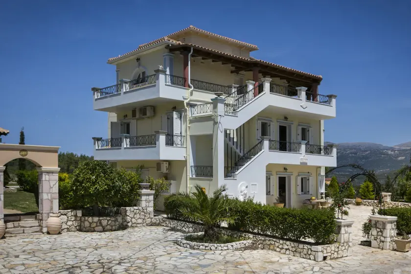 Evi’s Gardens - Image 1