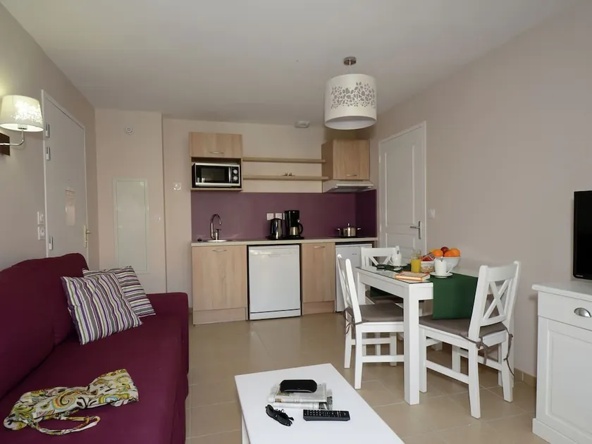Appartement avec terrasse et piscine - Image 1
