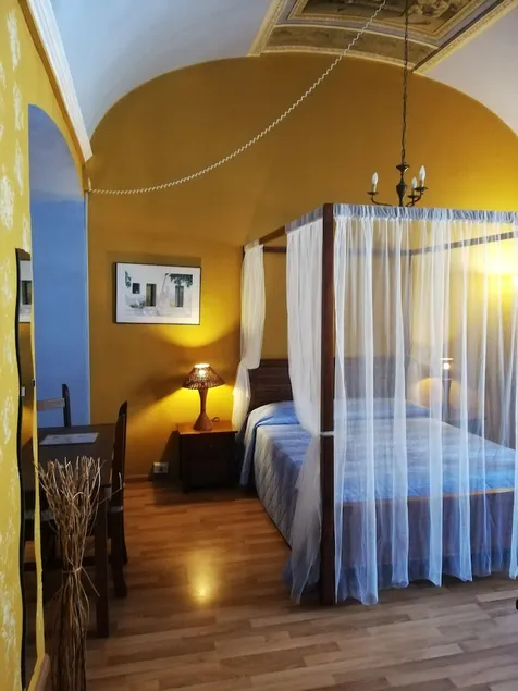 Holland International Rooms - Image 1