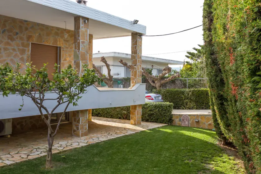 Unwind in a Spacious flat with Gardens near Beach - Image 1