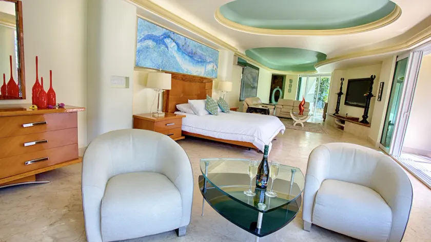 Luxury Master Suite With Beach, Ocean and Swimming Pool View - Image 1