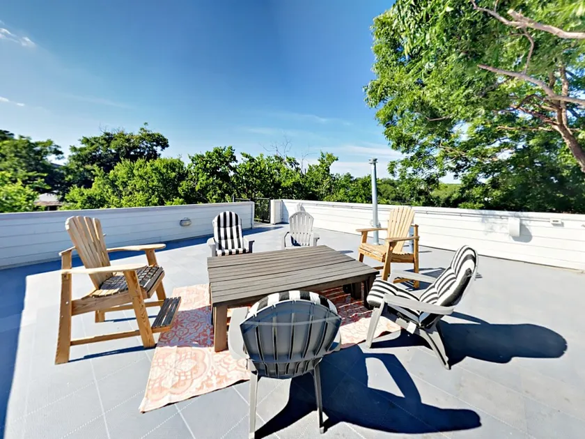 3BR 2BA Rooftop Deck East Downtown by RedAwning - Image 1