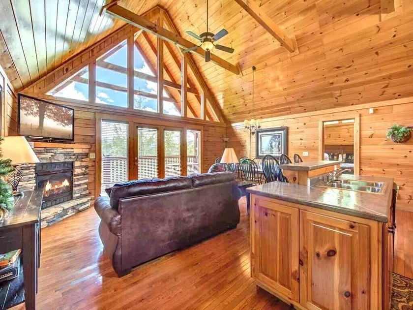 Eagles Point Lodge, 4 Bedrooms, Sleeps 16, View, Pool Access, Game Room - Image 1