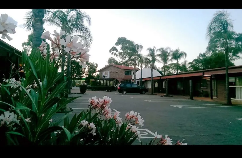 Bronco Motor Inn - Image 1