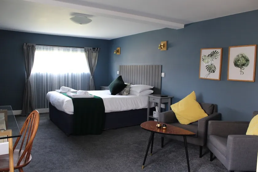 Town and Country Lodge - Image 1