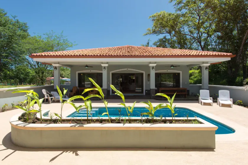 Brand-new 4BD Home With Pool - Ideal for Families - Image 1