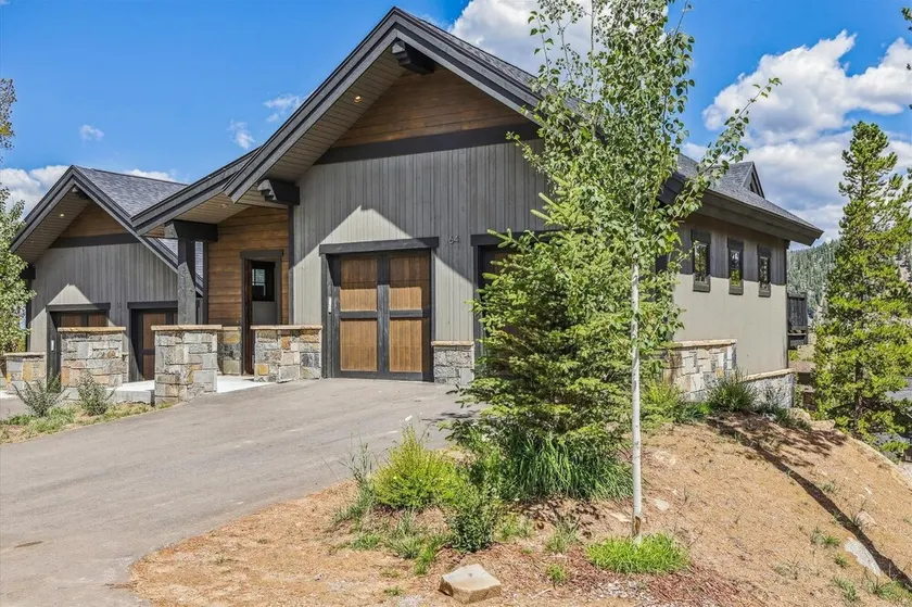 Wolverine Lookout 3 Bedroom Townhouse by Redawning - Image 1