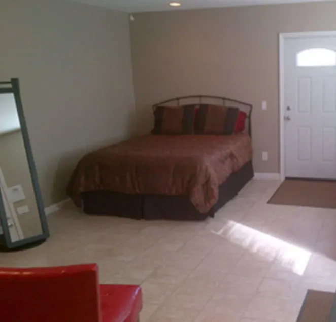 Jeni J's Gifts & Guest Houses - Image 1