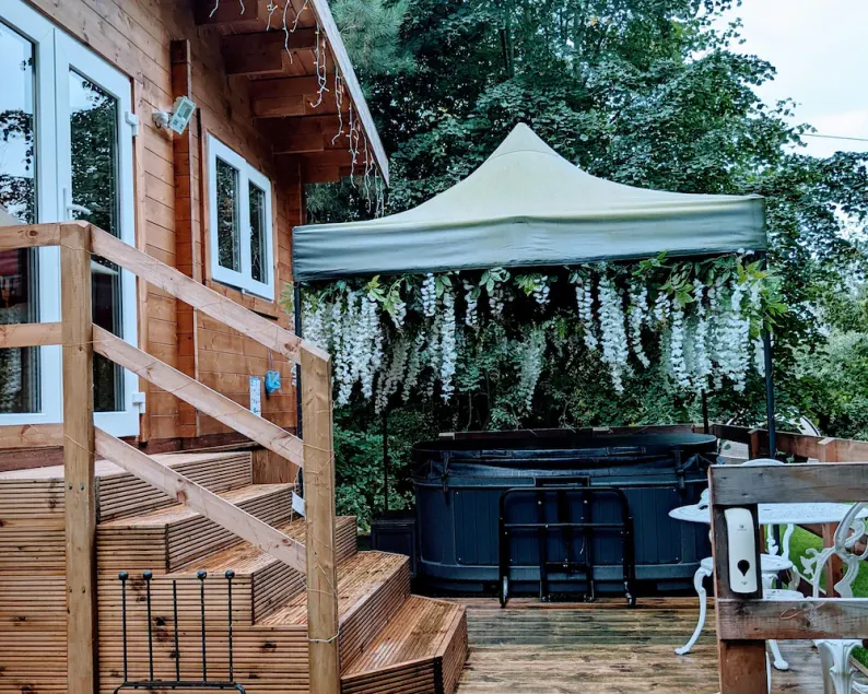 Swan Lodge With Hot Tub, Sauna and Treatments - Image 1