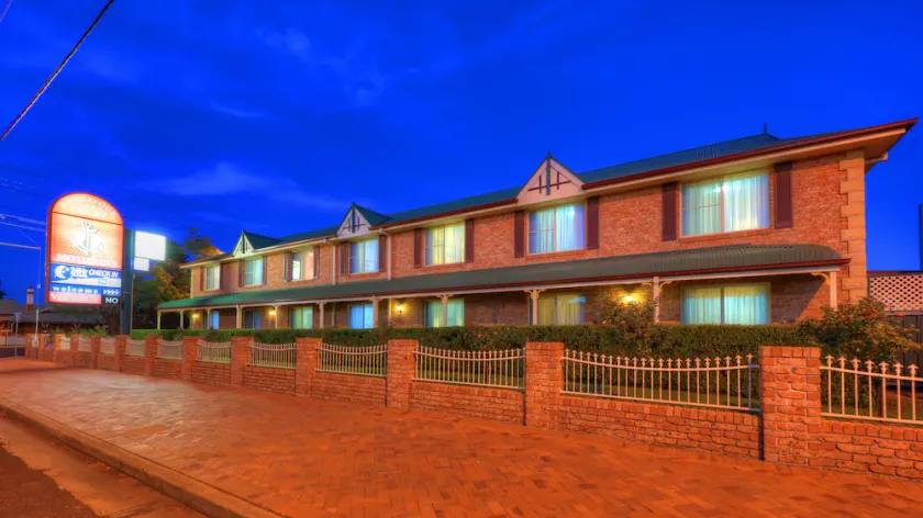 Endeavour Court Motor Inn - Image 1