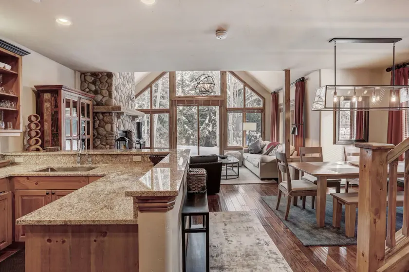 High Ceilings, Natural Light- 3 Bedroom Arrowhead Ge Condo by RedAwning - Image 1