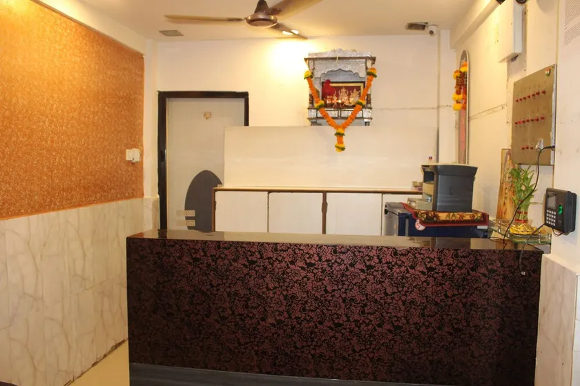 OYO 30270 Swaraj Lodge Inn - Image 1