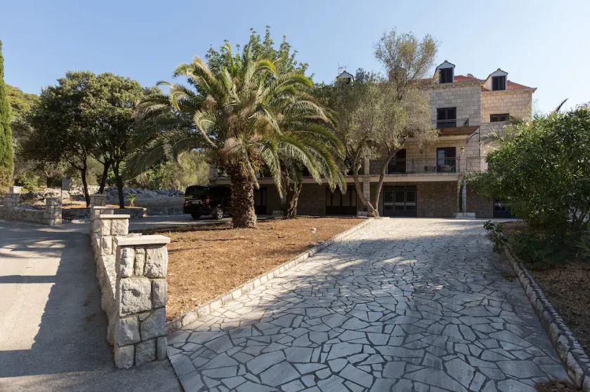 Rooms Villa Bašica - Image 1