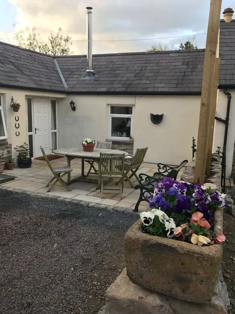 Horseshoe Cottage - Image 1