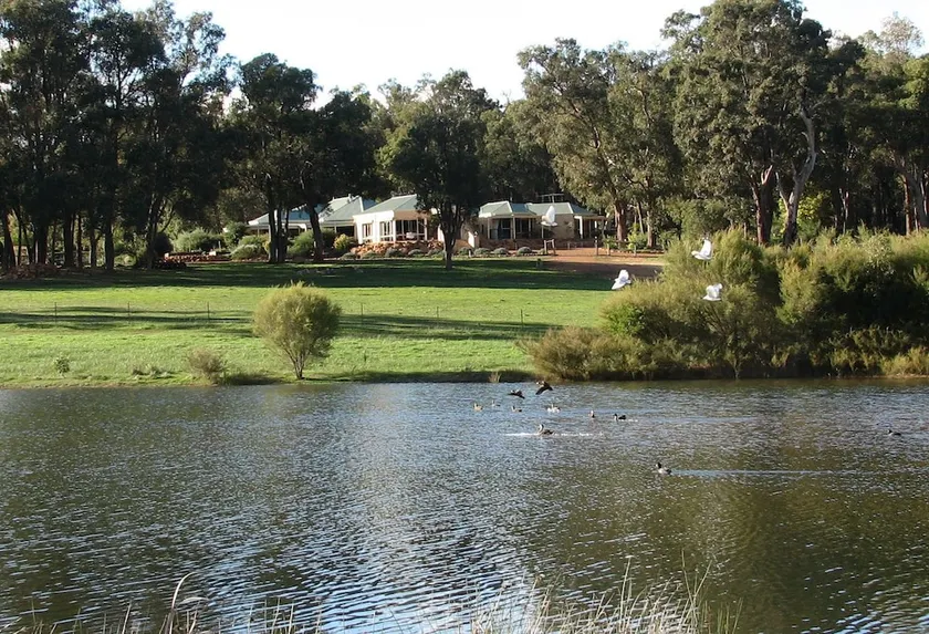 Lakeview Lodge - Image 1