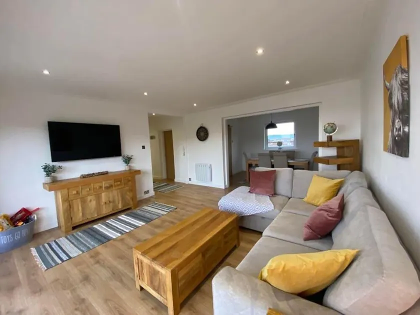 Stunning 3-bed Apartment in Largs - Image 1