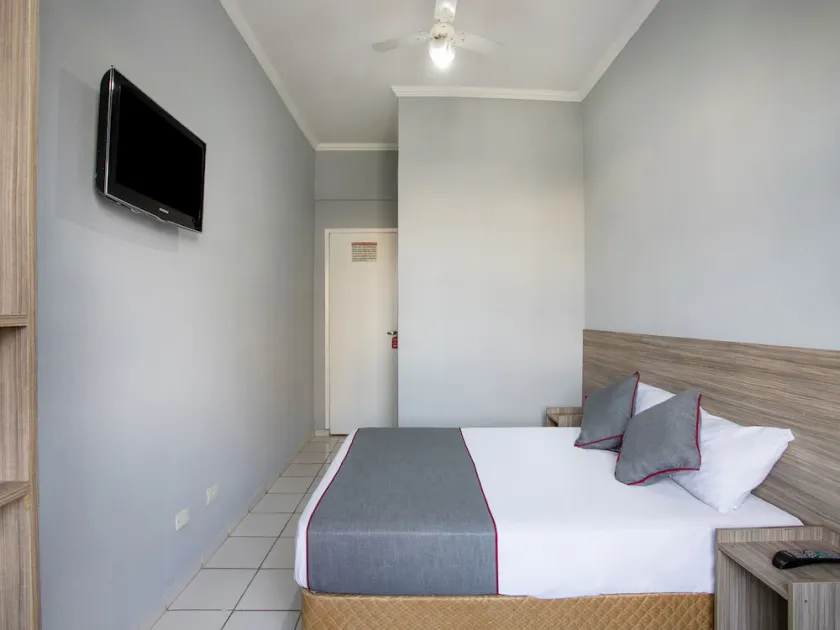 Hotel Centro Bras by OYO Rooms - Image 1