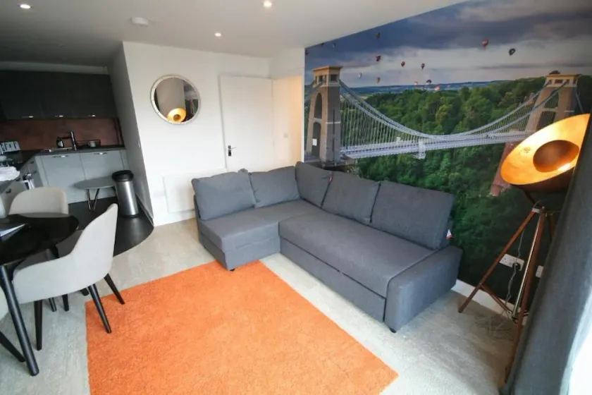 Your Apartment Brunel Loft - No 2 - Image 1