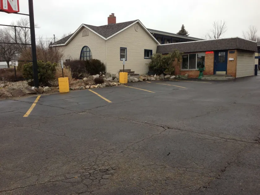 Cadet Motor Inn Coldwater - Image 1