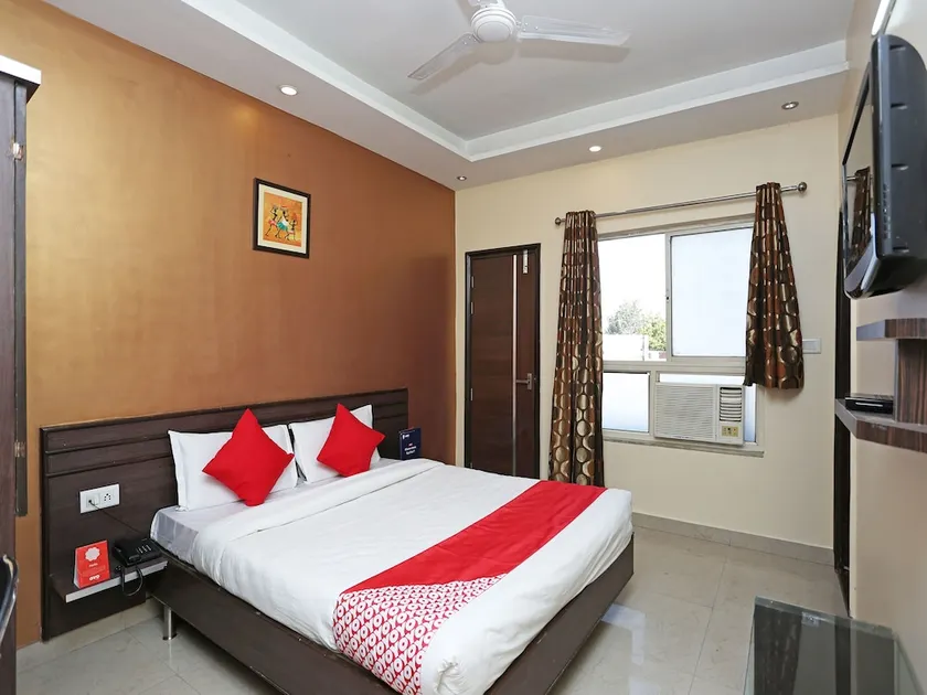 OYO 10588 Hotel Golden Square - Image 1