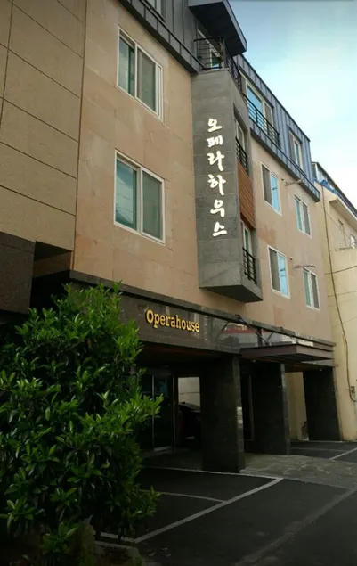 Opera Guesthouse - Image 1
