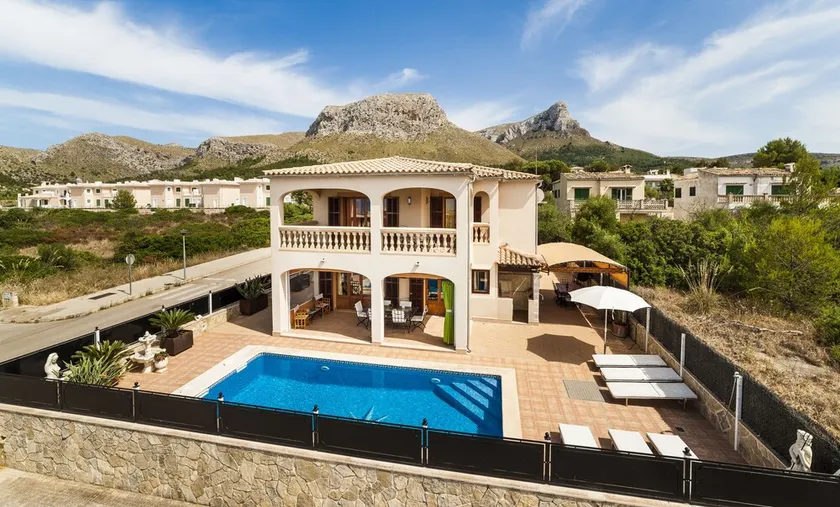 Villa With Pool and sea Views - Image 1