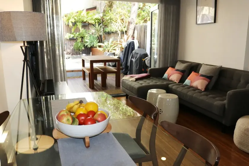 Elegant 2 Bedroom House in Inner City Oasis - Image 1
