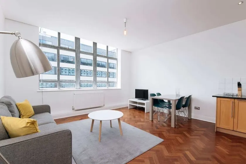 Spacious 1bed in Old Street, 2mins to Tube Station - Image 1