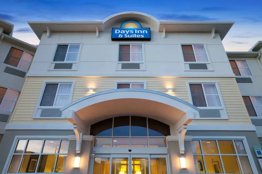 Days Inn & Suites by Wyndham Altoona - Image 1